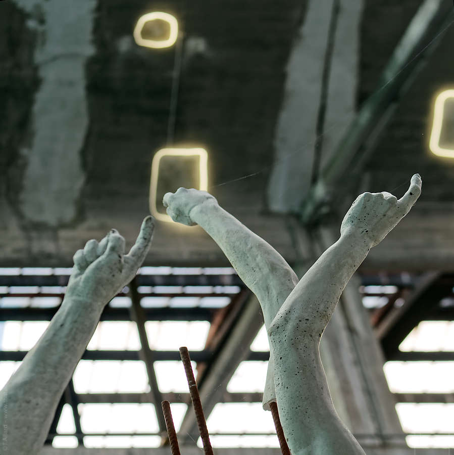 arms stretched upwards, sculpture Lève le doigt quand tu parles - Myriam Mihindou