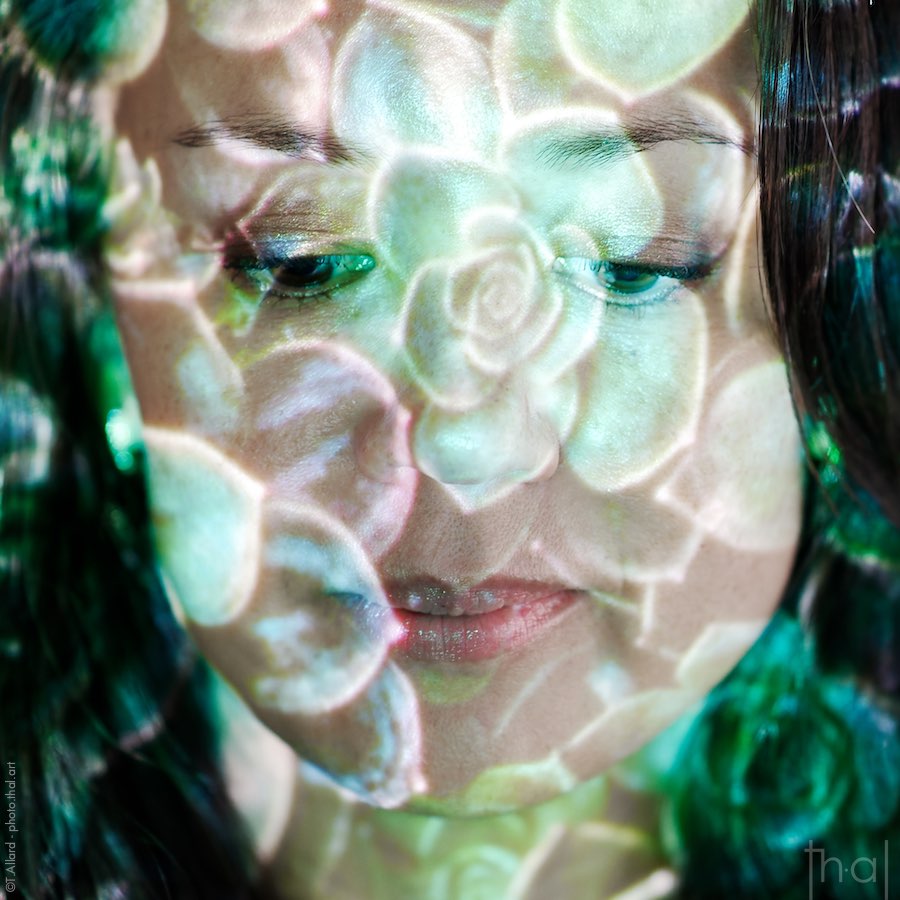 Portrait avec un motif floral videoprojeté