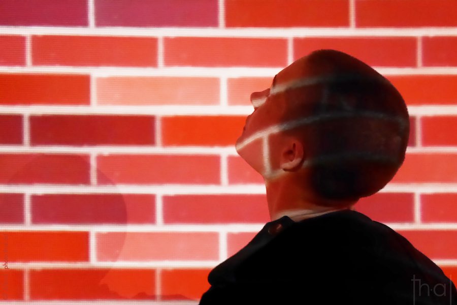 Projection vidéo d’un mur de briques sur un visage