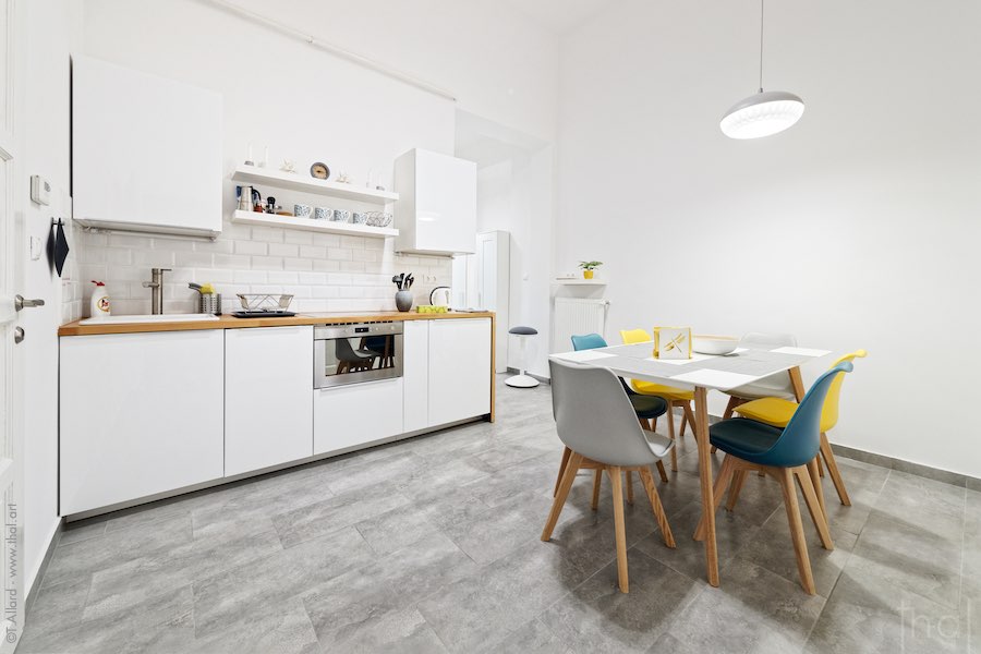 Salle à manger appartement Airbnb avec cuisine et le fameux carrelage blanc du métro parisien