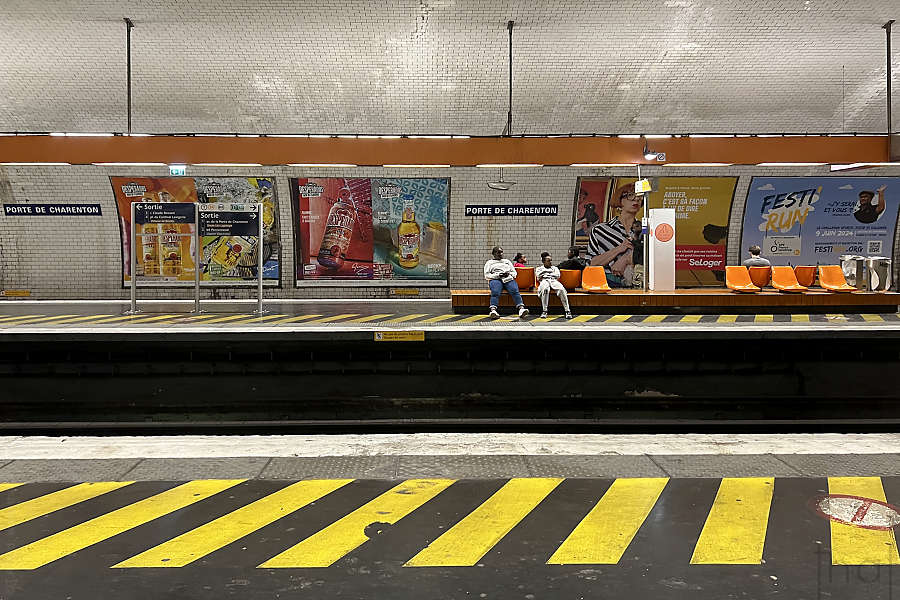 Bandes jaunes de marquage au sol sur le quai du métro parisien