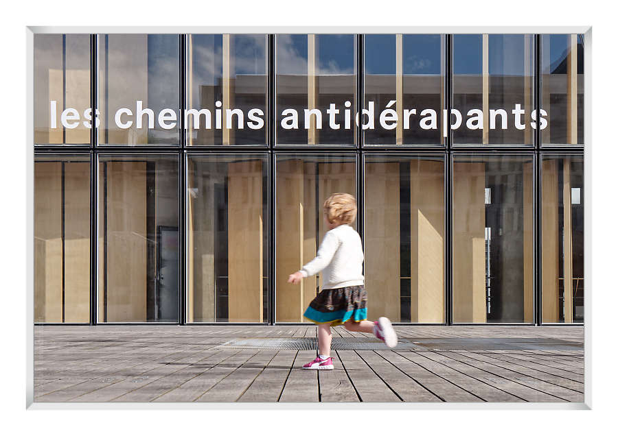 Child running on the forecourt of the BNF in Paris