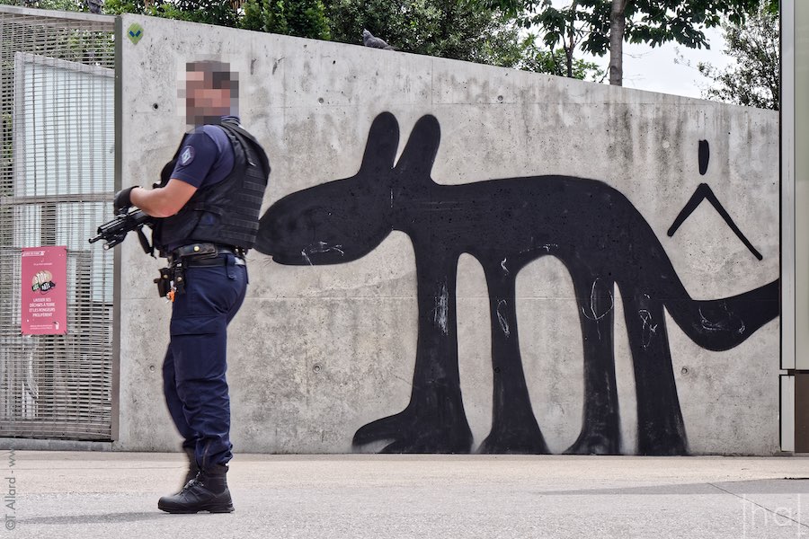 Tag de chien dessiné reniflant un vrai policier