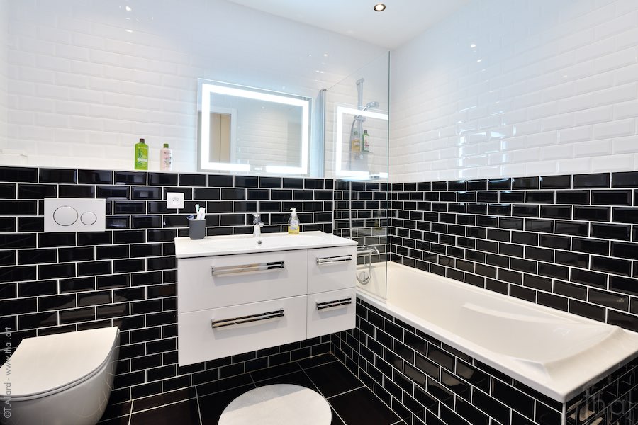 Salle de bain Airbnb avec carrelage métro parisien noir et blanc